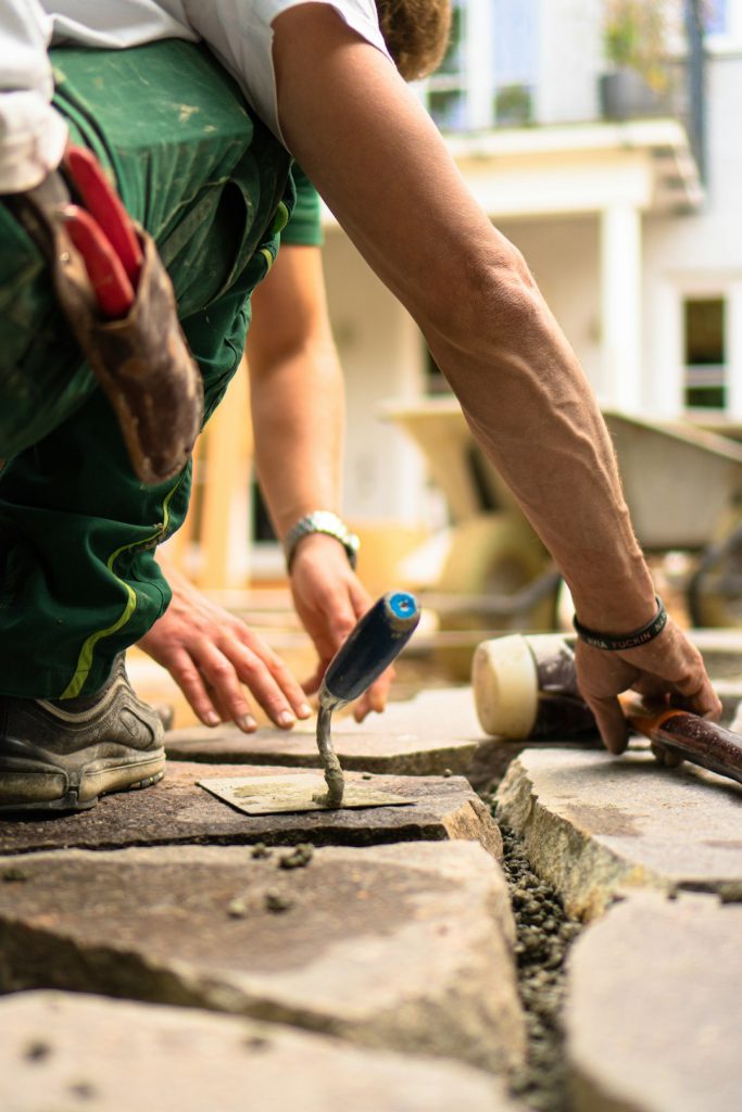 Paysagiste au travail sur une bordure