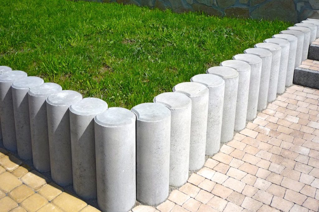 Bordures en béton dans un jardin aménagé