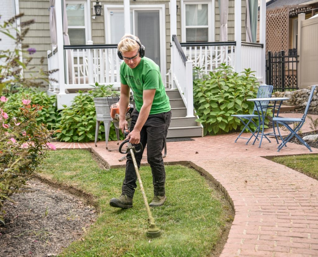 Jardinier avec une bêche